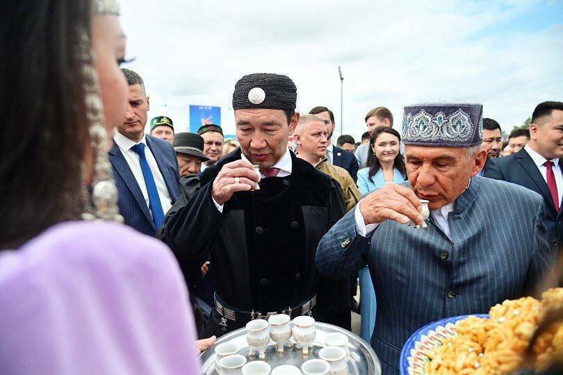 Рустама Минниханова угостили кумысом на Федеральном Сабантуе в Якутии