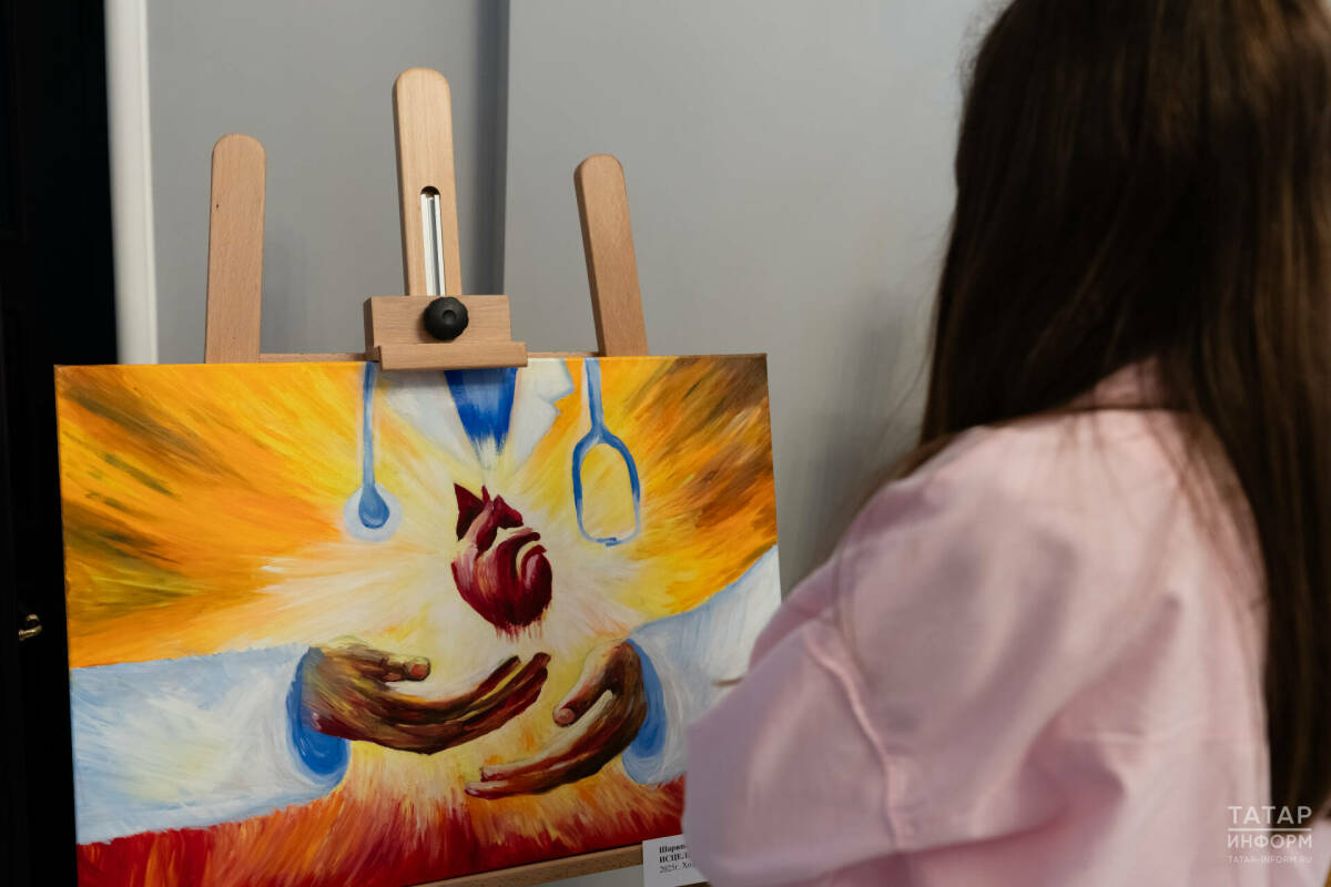 «И художники прошли через ваши руки»: в Минздраве РТ открыли выставку, посвященную врачам