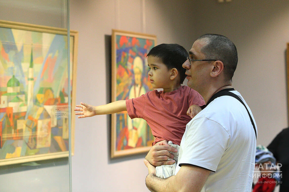 «Кусочек солнца, который должен дойти до людей»: в Казани открылась выставка Валиуллина