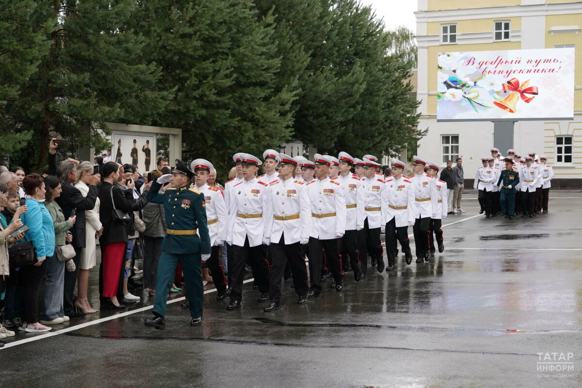 «Рожден, чтобы защищать страну»: Казанское суворовское училище выпустило 11 медалистов