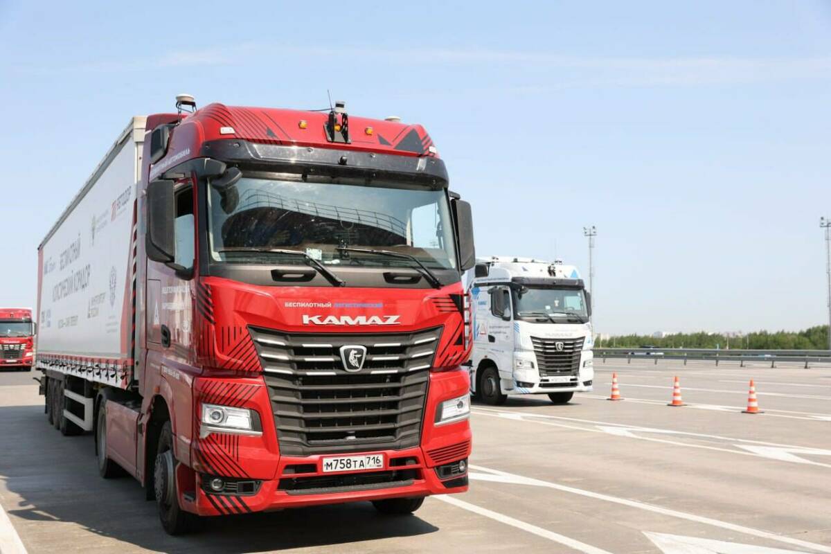 Генеральный директор «КАМАЗа» протестирует беспилотный грузовик «Маяк-2» на трассе М-11