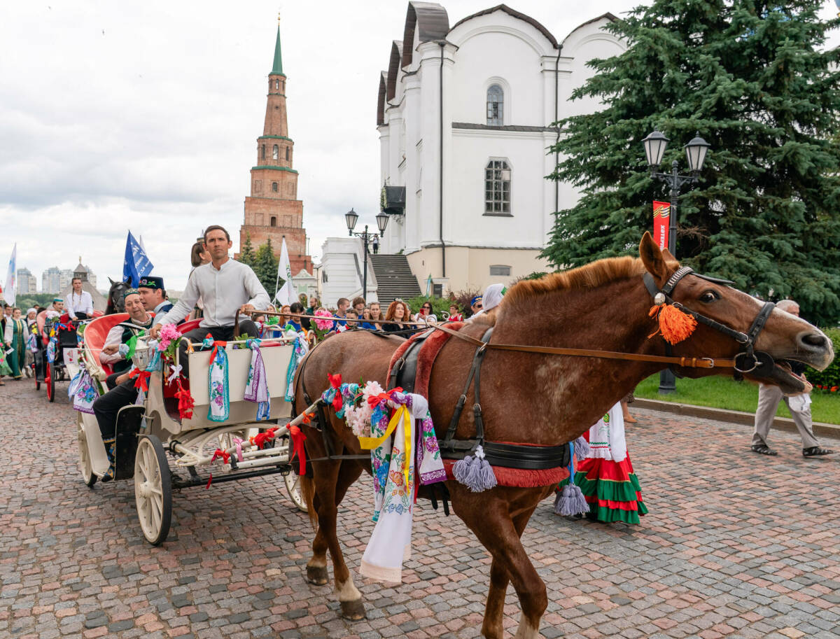 Три кия от Минниханова и карнавал: как в Казани собирали подарки для батыров Сабантуя