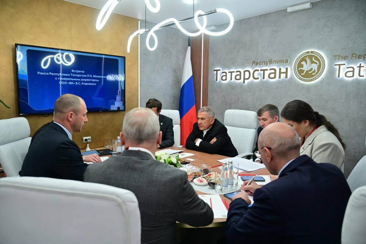 Минниханов на полях ПМЭФ обсудил импортозамещение и цифровизацию с гендиректором «ВК»