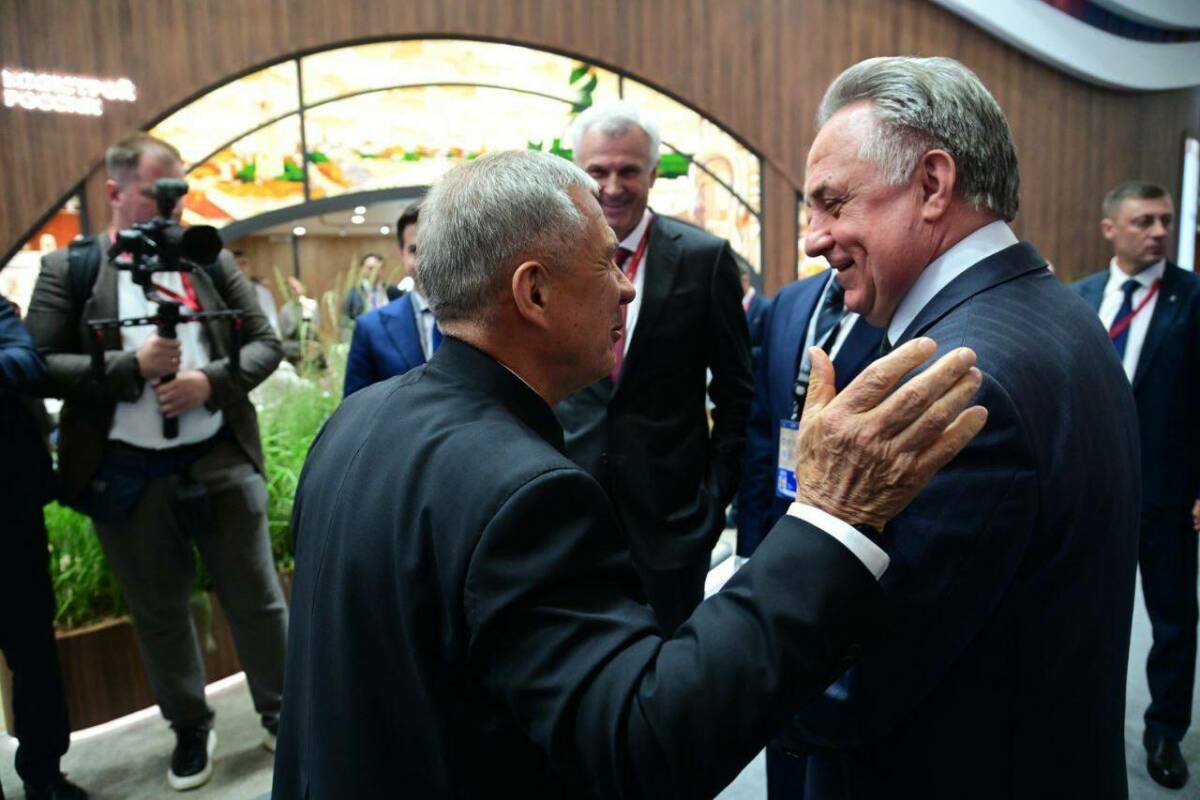 Минниханов на полях ПМЭФ обсудил с Мутко состояние строительной отрасли