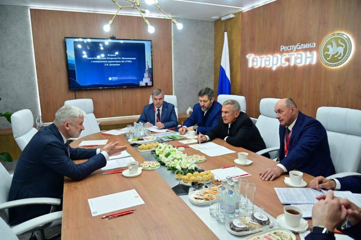 Минниханов обсудил на ПМЭФ вопросы сотрудничества с главой ГТЛК