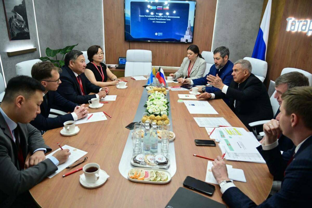 Минниханов и глава Тывы подписали план мероприятий по сотрудничеству регионов