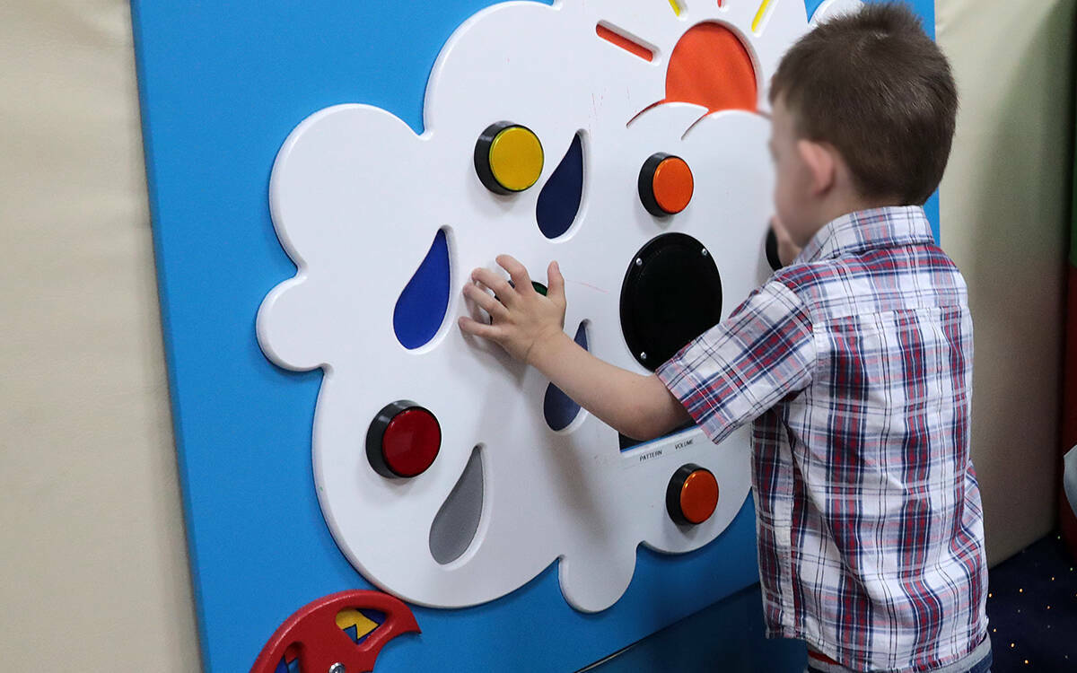 «Если он тихо сидит в углу – это страшно»: врачи о том, как понять, что у ребенка аутизм