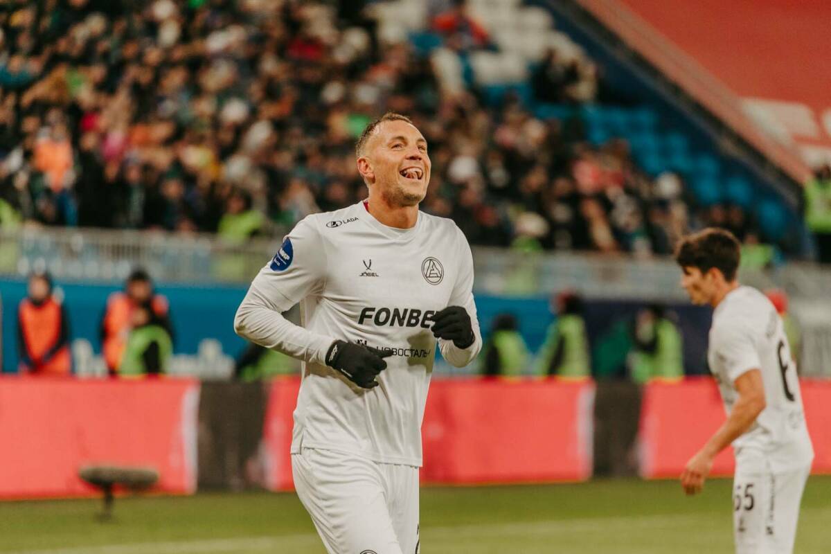 «Как «Локо» мог отказаться от Артема?» Мостовой о продлении «Акроном» контракта с Дзюбой