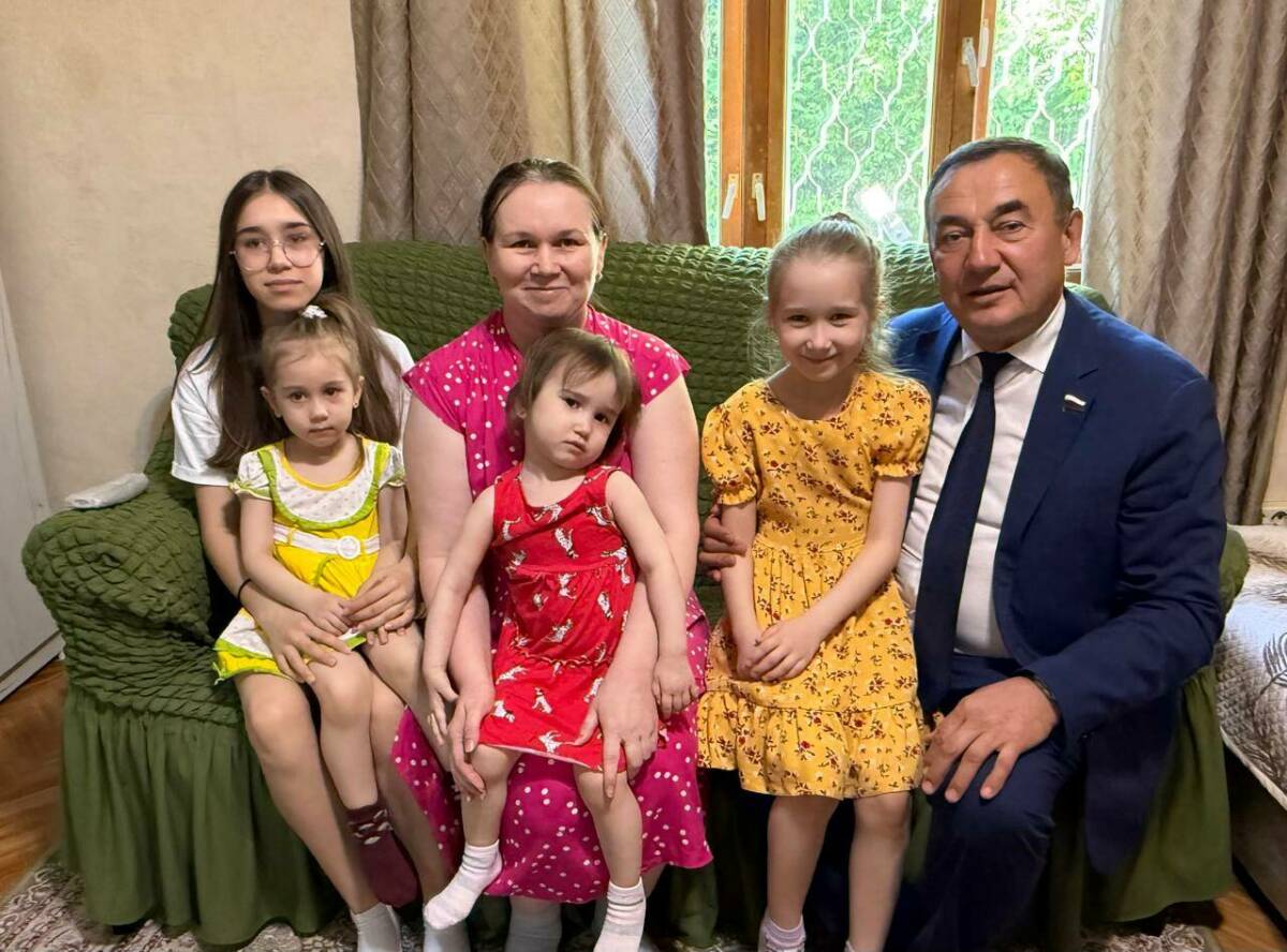 Депутат Госдумы Марат Нуриев навестил многодетную семью и семьи бойцов СВО в Казани