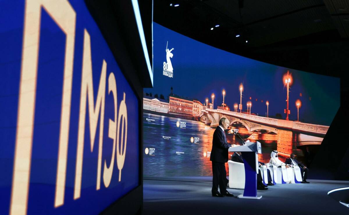 Экономика, БРИКС и технологическое развитие: главное из выступления Путина на ПМЭФ