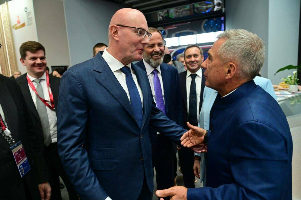 Чернышенко и Комаров посетили стенд Татарстана на ПМЭФ