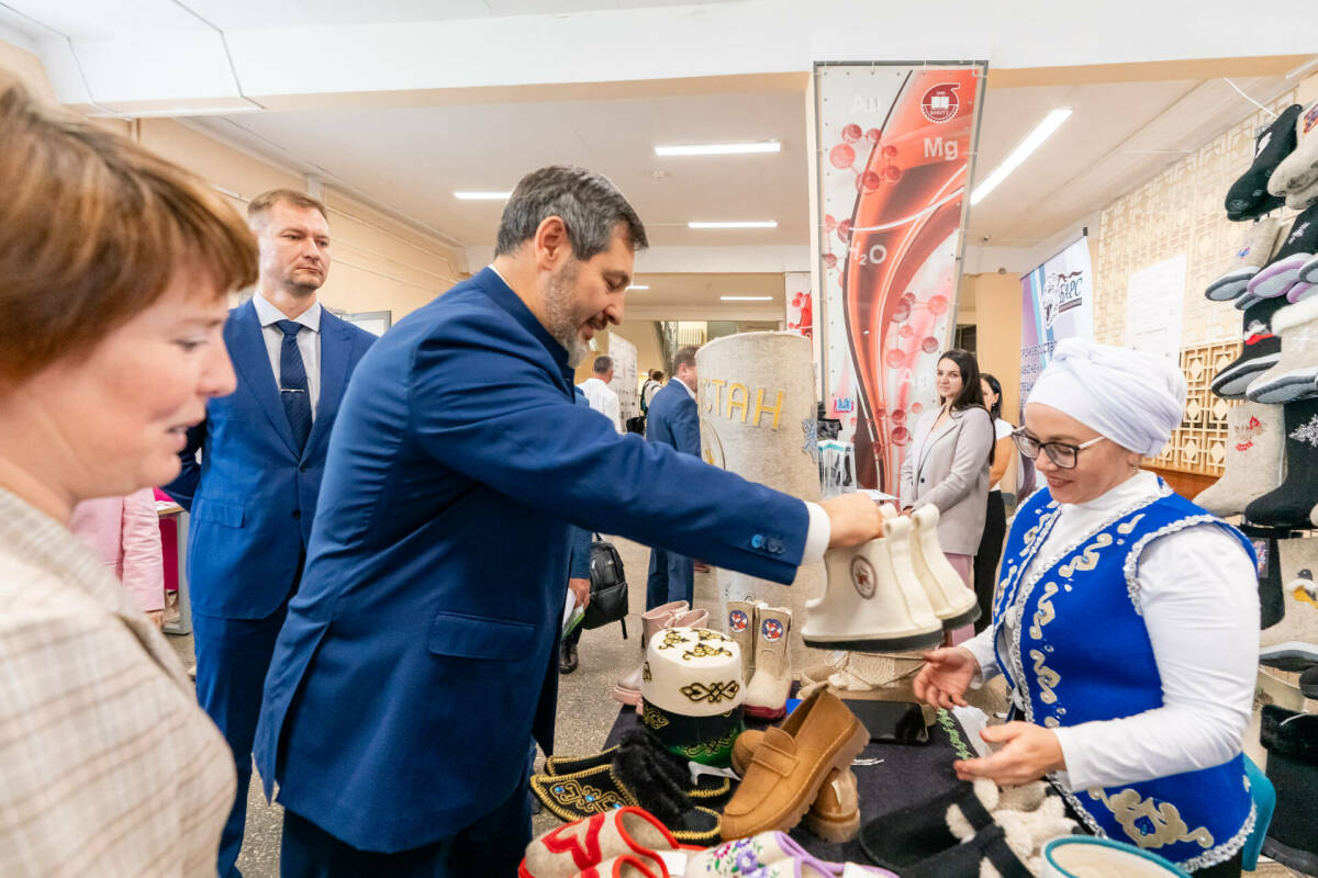 Коробченко осмотрел выставку текстильной продукции Татарстана