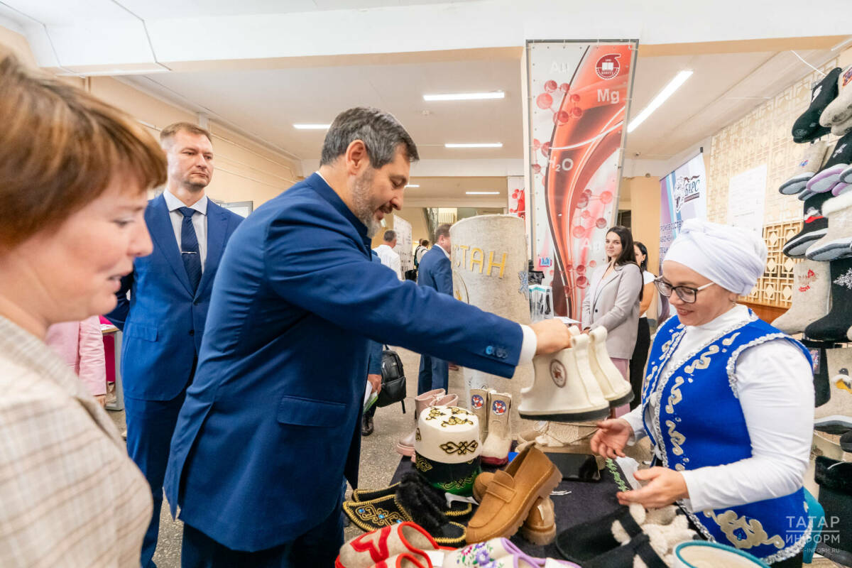 Коробченко осмотрел выставку текстильной продукции Татарстана