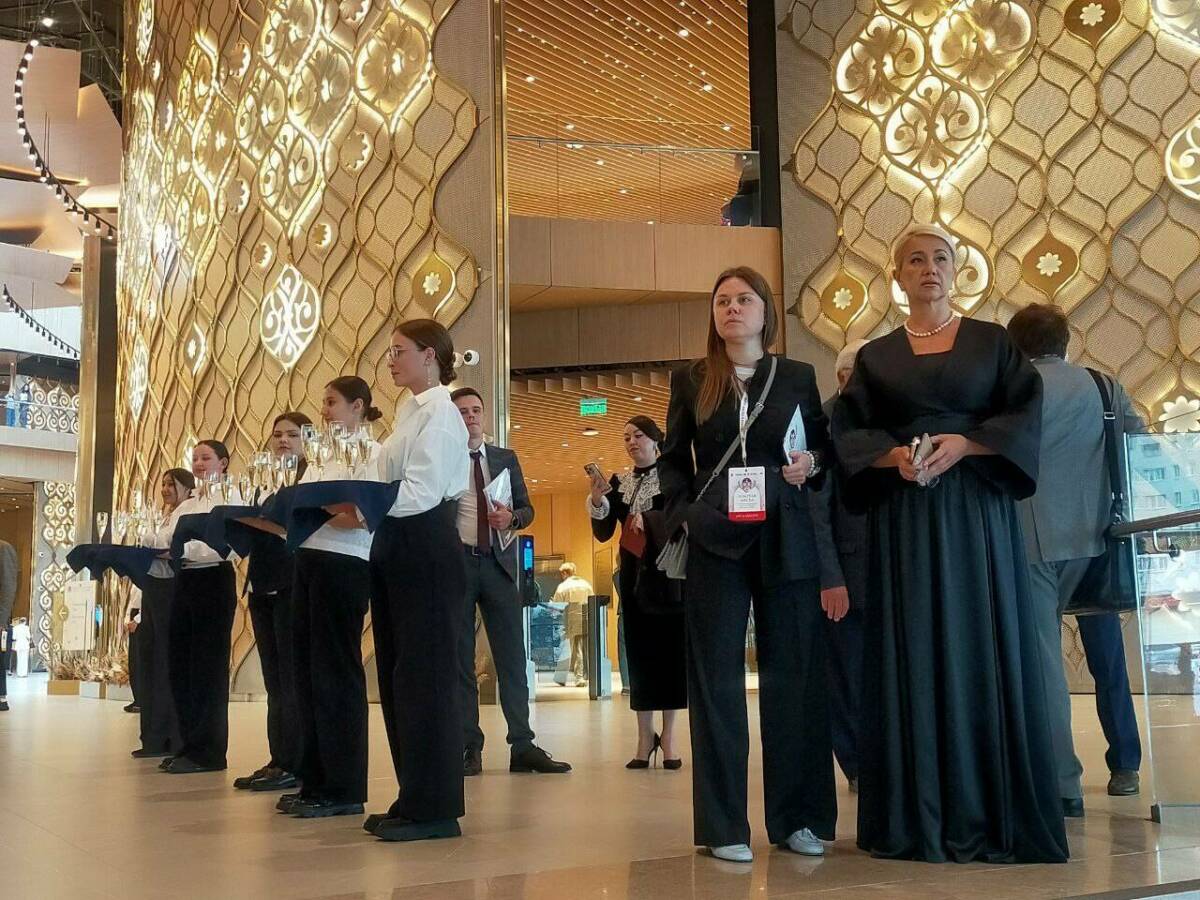 Министр культуры РТ приветствует гостей «Золотой маски» на лестнице театра Камала