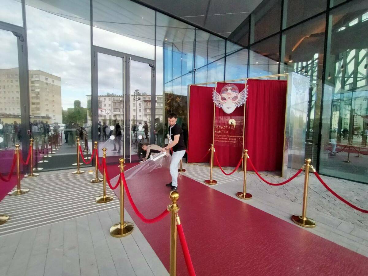 В театре Камала начали укладывать красную дорожку для «Золотой маски»