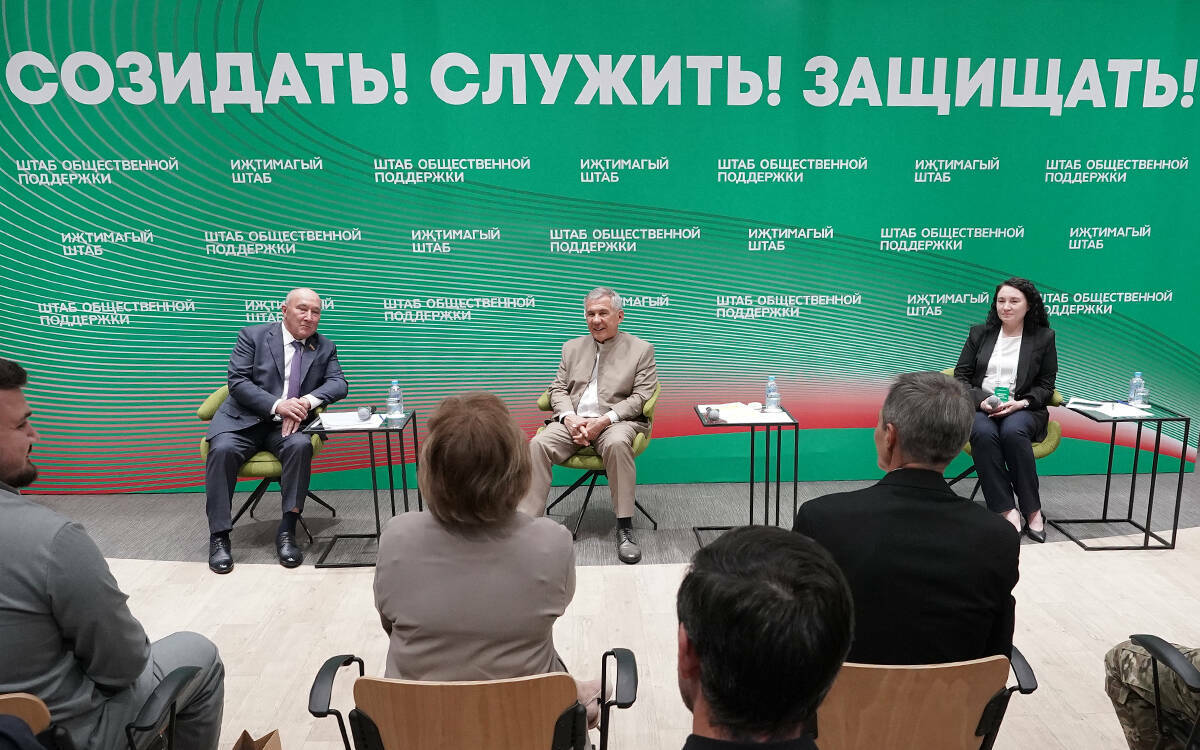 Рустам Минниханов встретился с представителями Штаба общественной поддержки