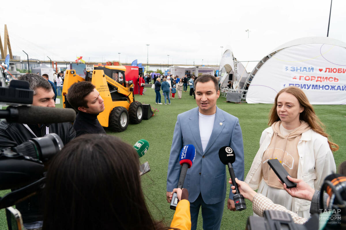 В День молодежи Ринат Садыков наградил победителей грантовых конкурсов