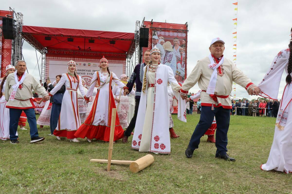 Видео: Минниханов присоединился к хороводу на празднике Уяв