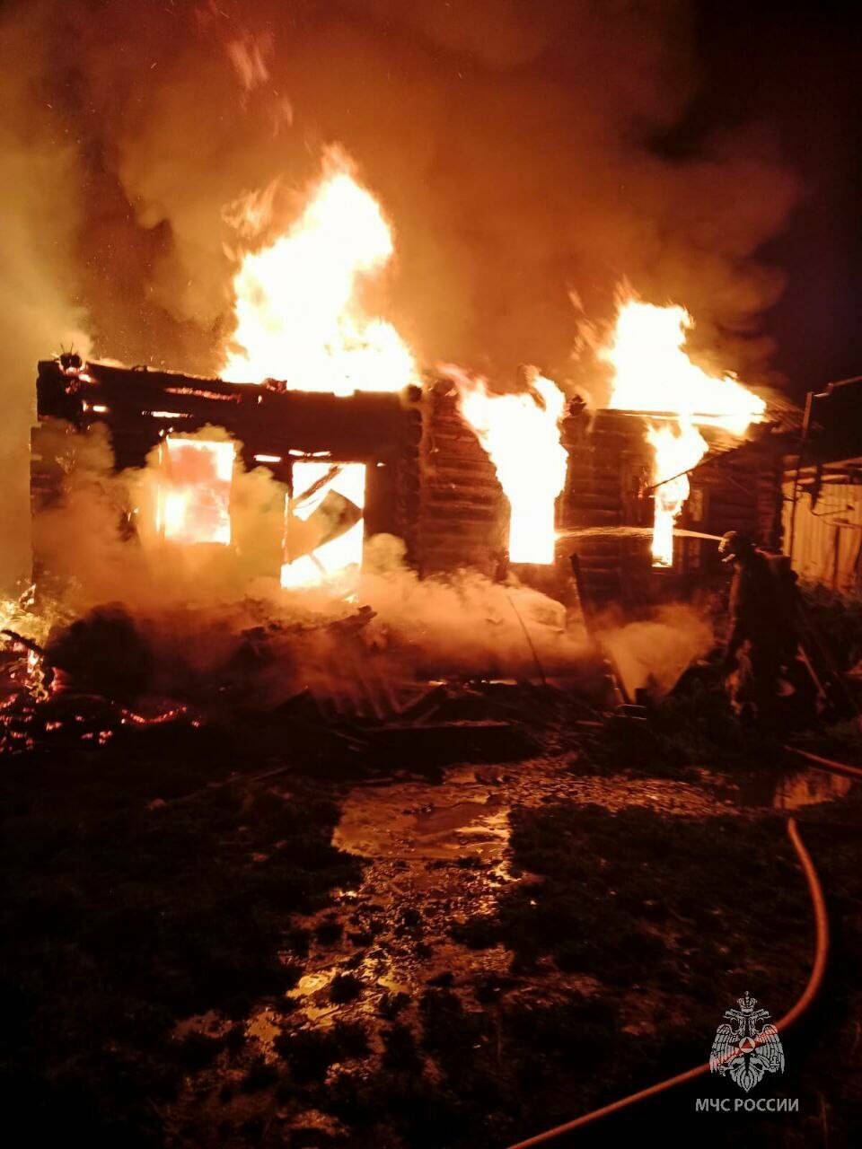 На пожаре в татарстанском селе погибла женщина, мужчина в больнице