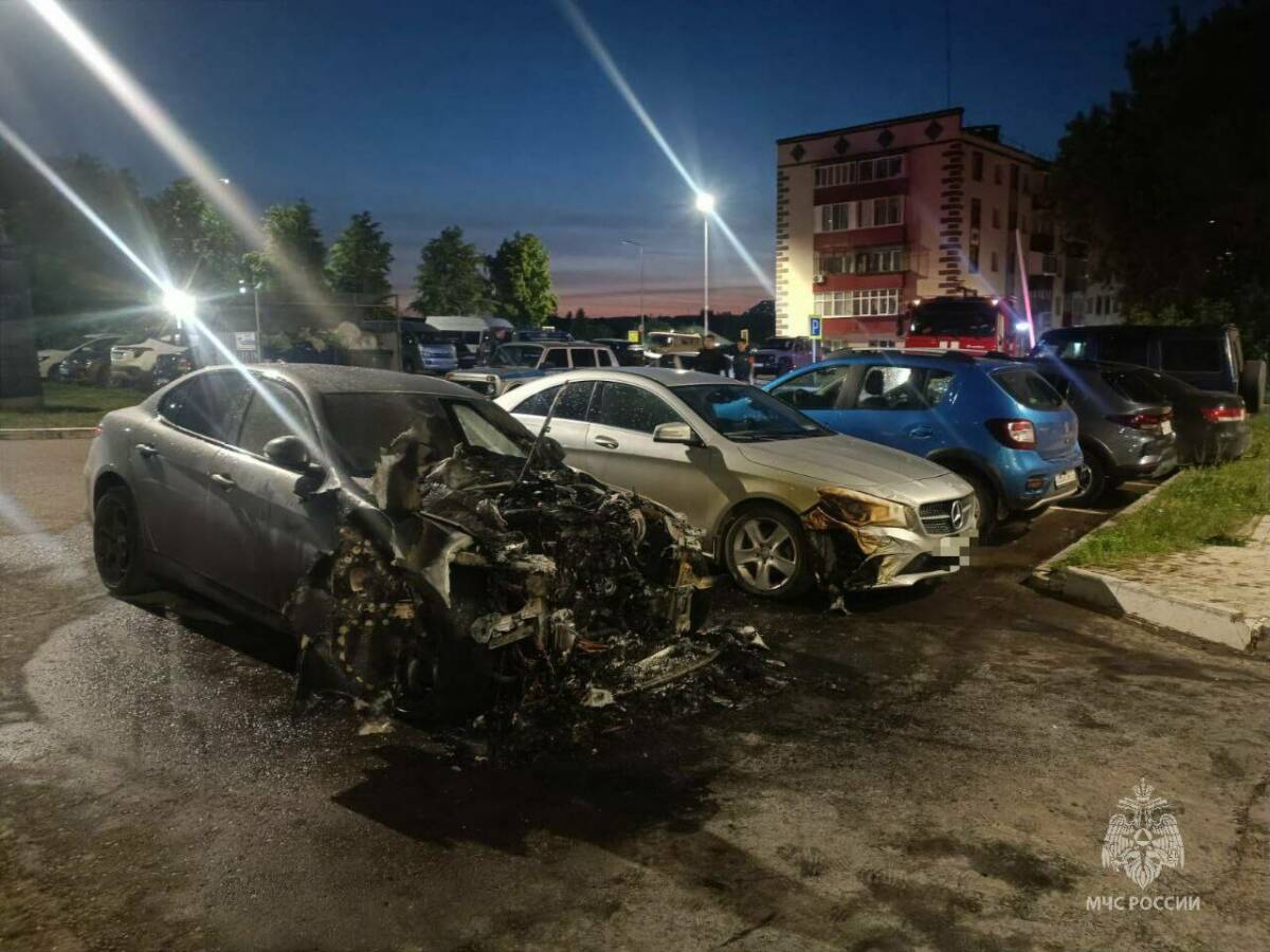 В Елабуге подожгли три автомобиля на парковке во дворе дома