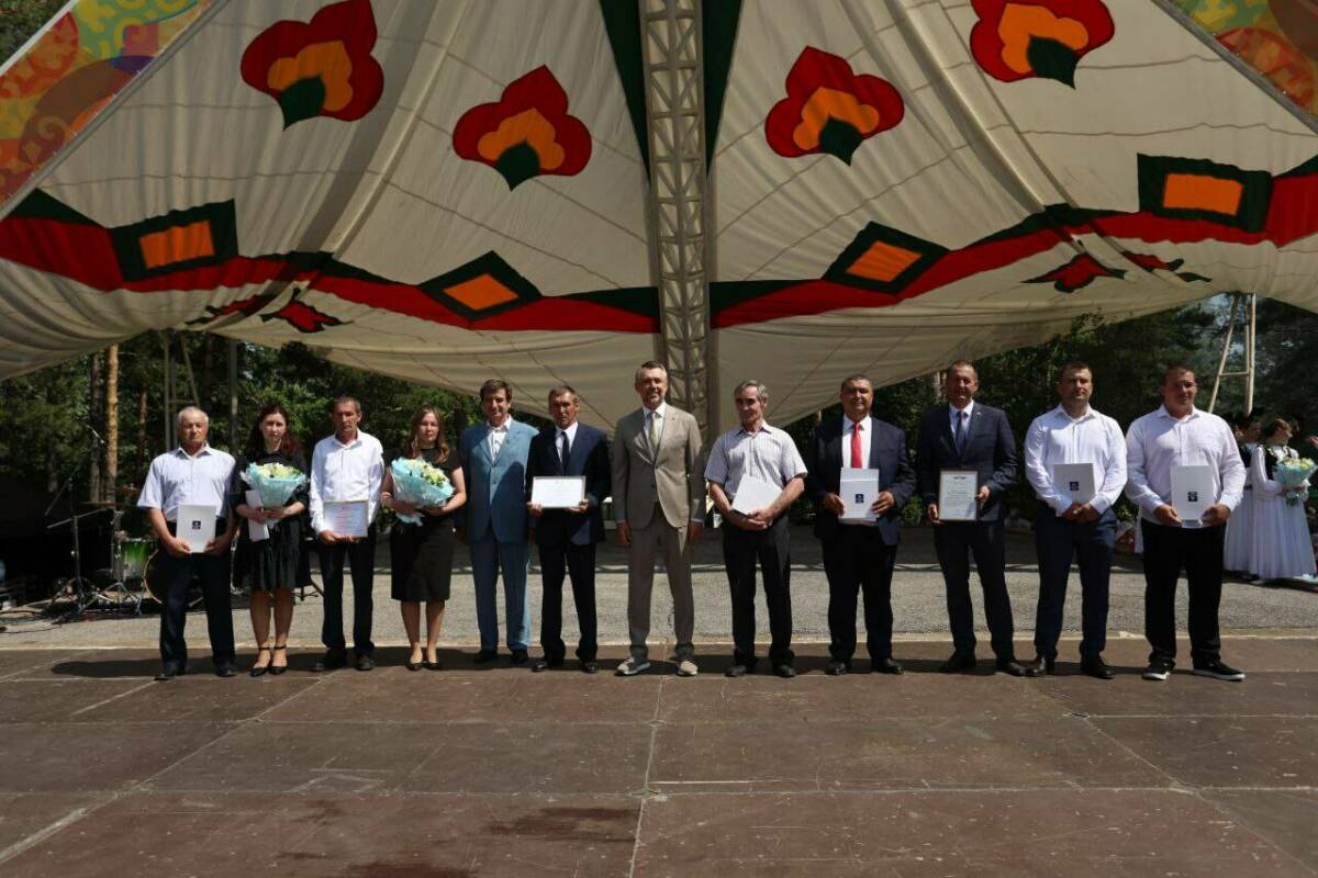 Дамир Фаттахов наградил победителей посевной кампании на Сабантуе в Бугульме