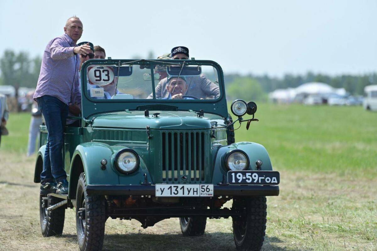 Минниханов прокатил гостей Сабантуя в Оренбургской области на ретроавтомобиле
