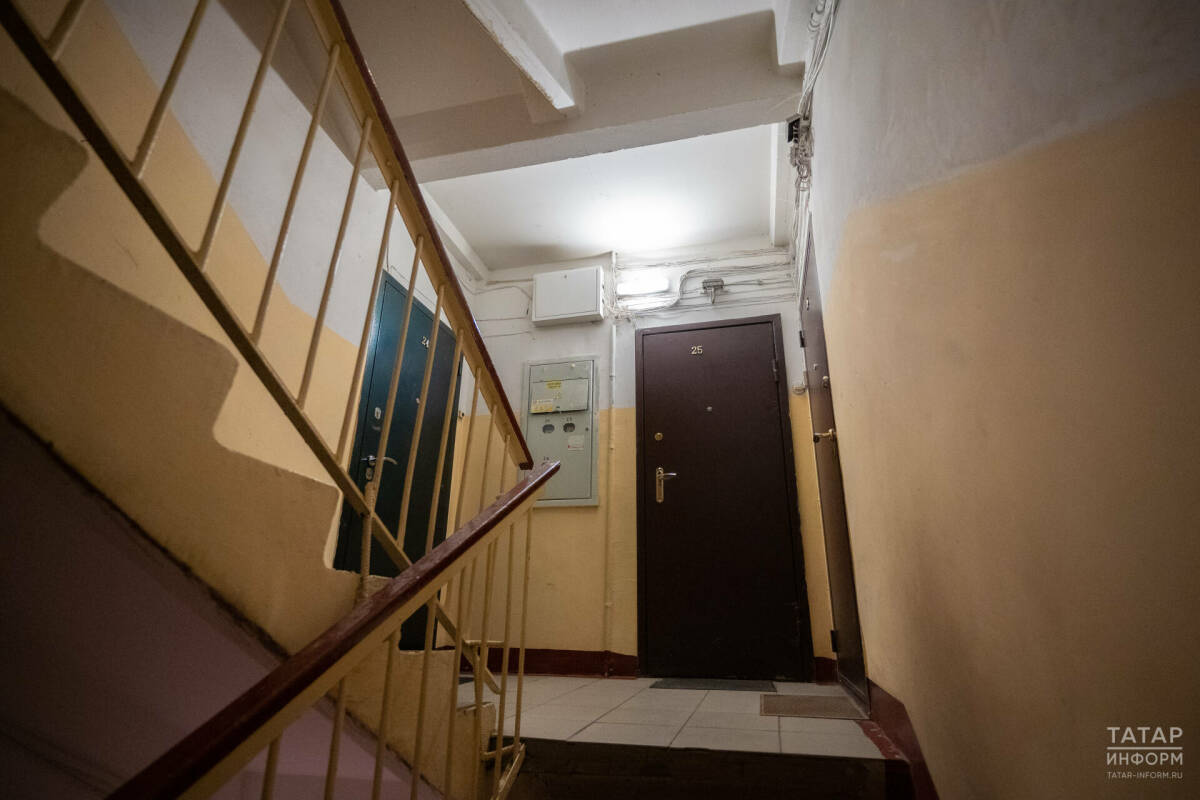 Эксперт по ЖКХ напомнил о штрафах за оставленный в подъезде мусор