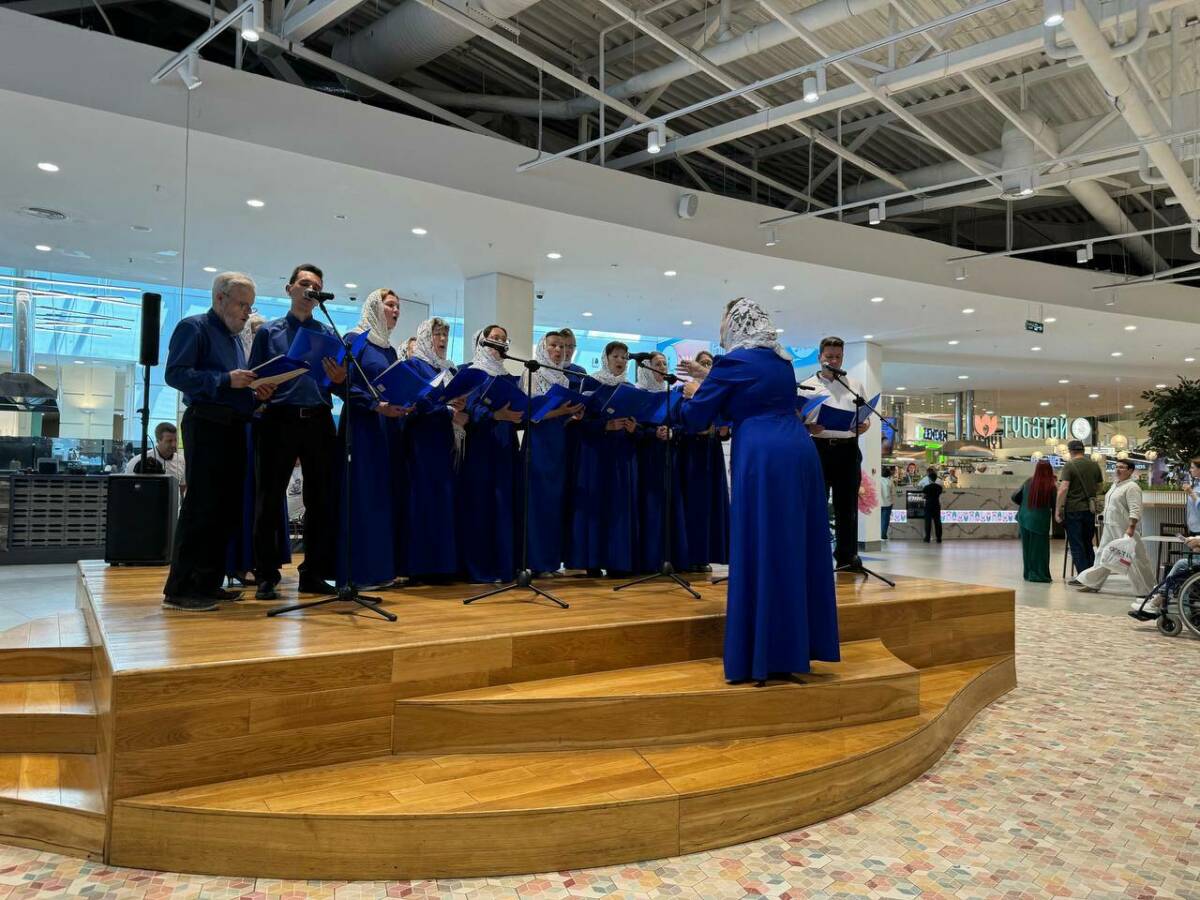 В казанском ТЦ рассказали о Дне Святой Троицы и провели концерт