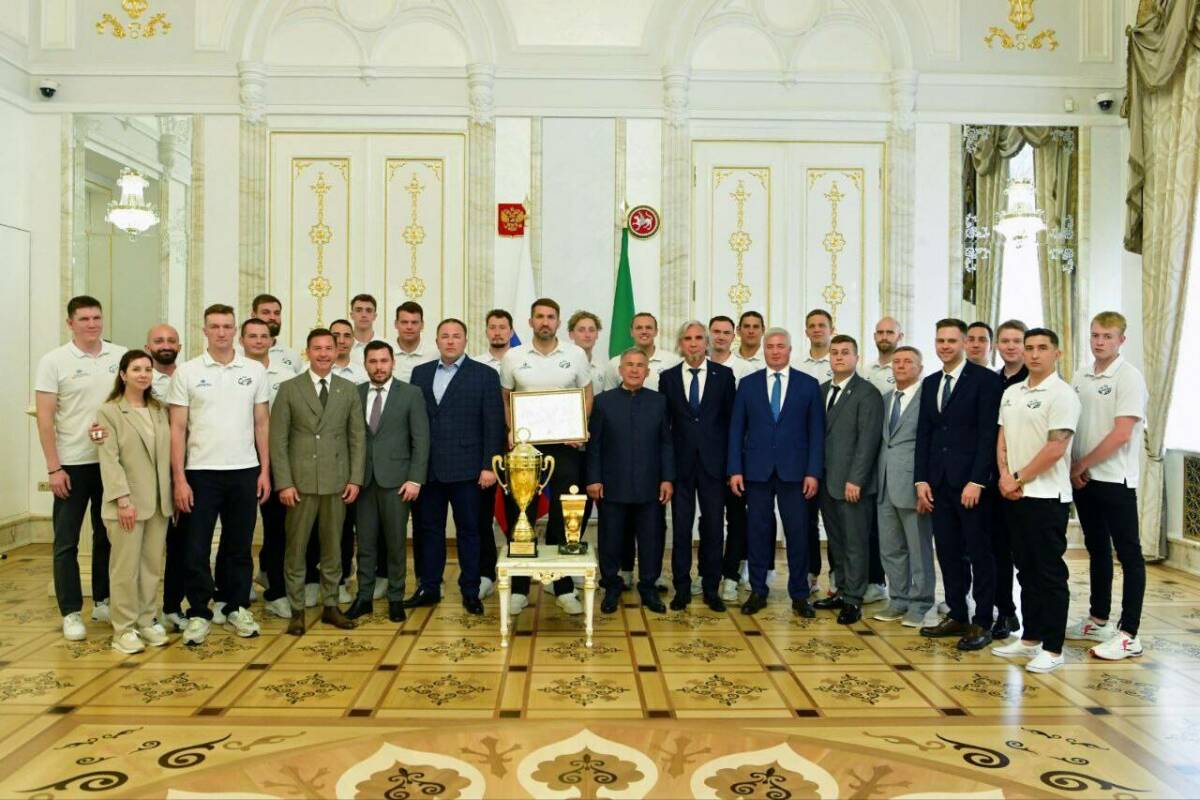 «Гордимся, парни!»: Минниханов поздравил команду «Синтез» с триумфом в сезоне