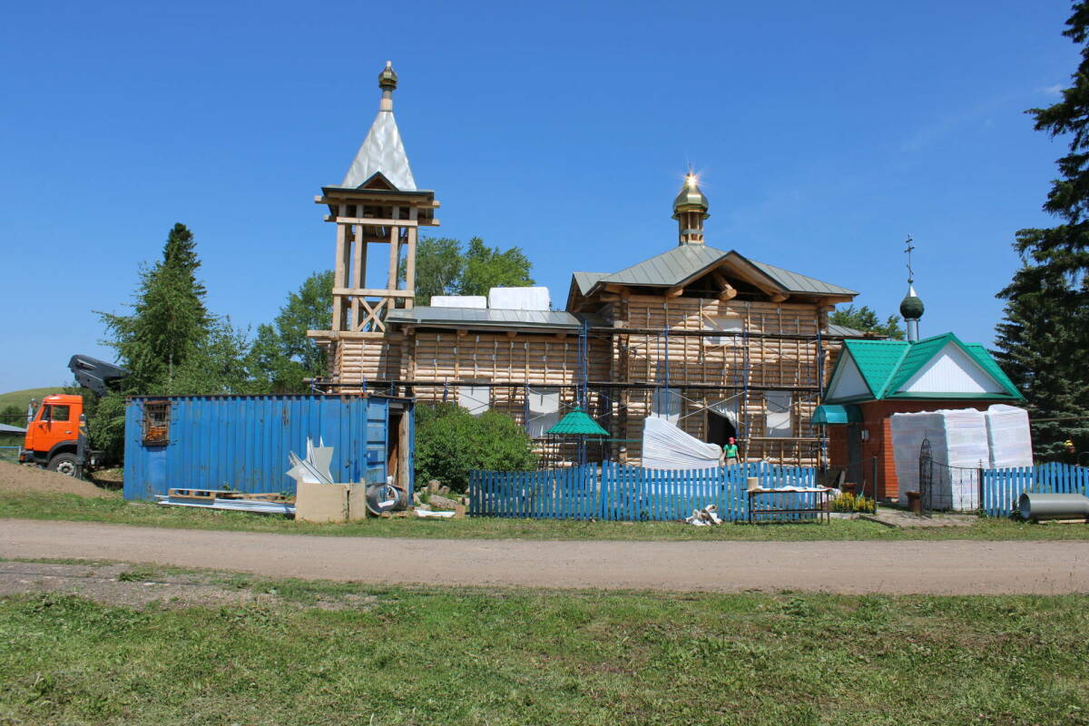 В Заинском районе водрузили крест и освятили колокола на старинной Троицкой церкви