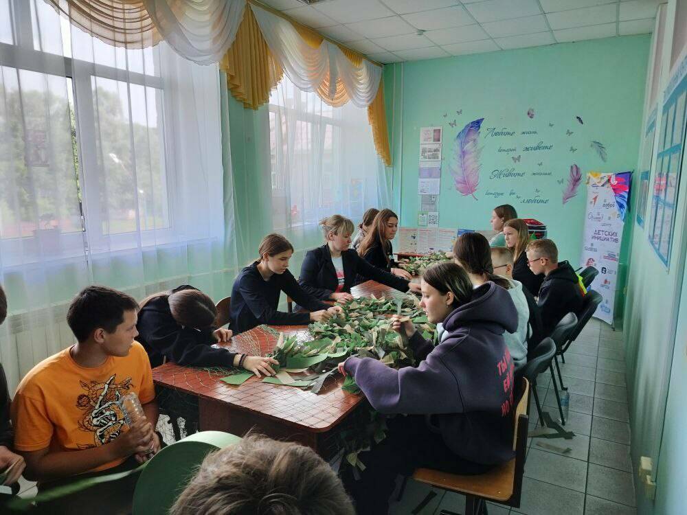 В пришкольных летних лагерях Верхнего Услона плетут маскировочные сети для СВО