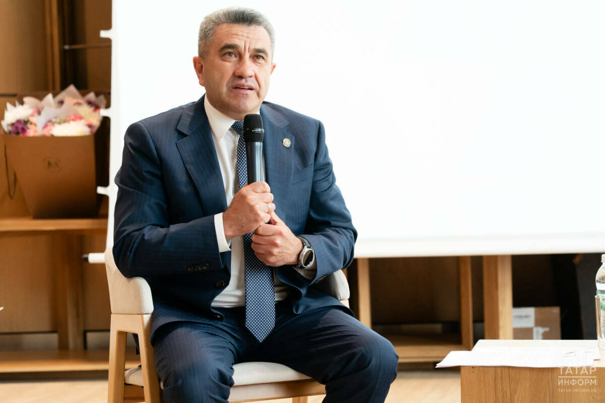 Министр образования РТ встретился со школьниками, сдававшими татарский