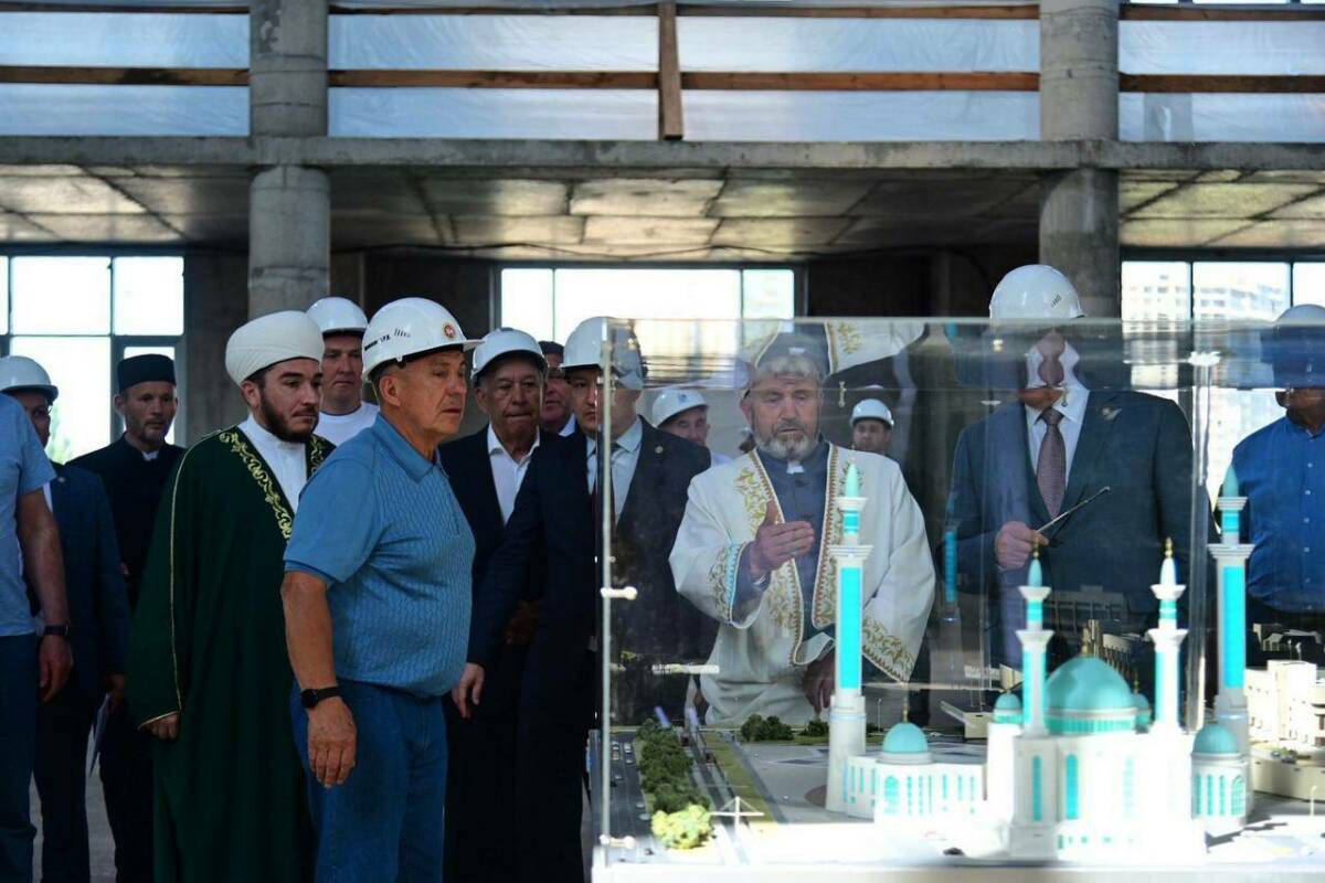 Минниханов проверил строительство Исламского центра в Набережных Челнах