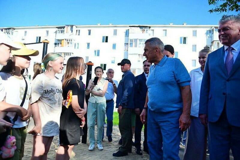 Минниханов в Челнах: Важно, чтобы обновленные дворы стали местом общения и досуга горожан