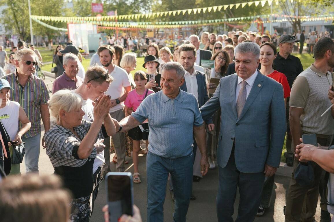 Шахматы во дворе, пирожки в лагере и просьбы горожан: как Минниханова встречали в Челнах