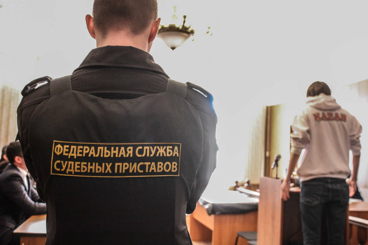 В отпуск без долгов: приставы напомнили, кого не выпустят за границу и как этого избежать
