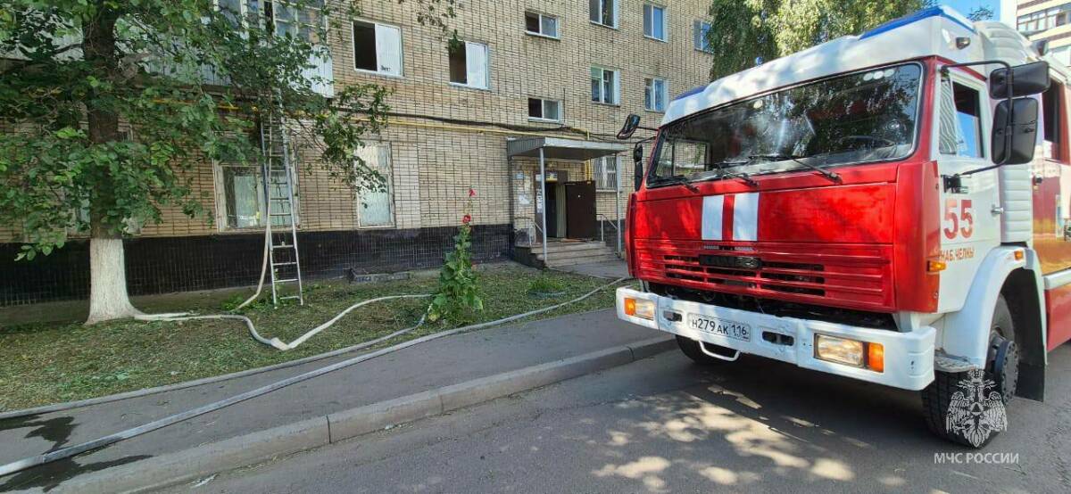 Огнеборцы вытащили подростка из горящей квартиры в Набережных Челнах
