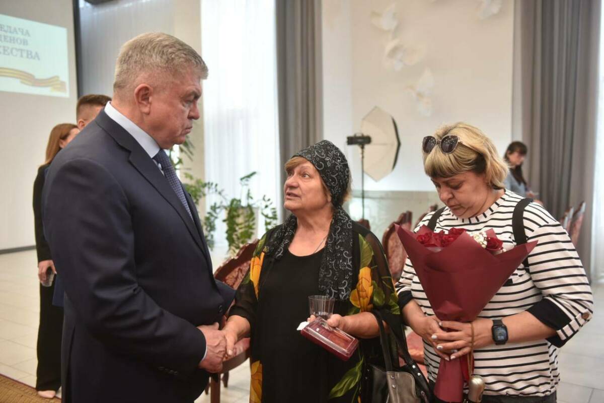 «Мне надо защищать»: в Челнах вручили награды семьям героев СВО