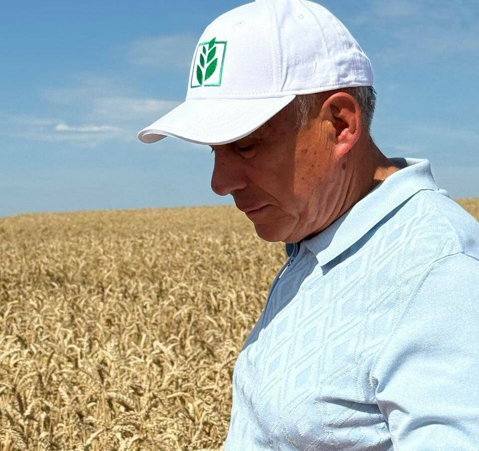 Минниханов ознакомился с ходом уборочных работ на полях районов Татарстана