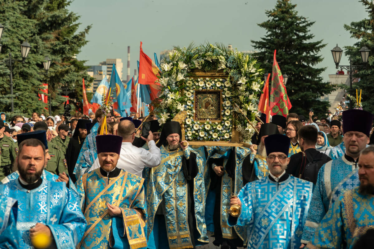 В Казани начался крестный ход в честь явления Казанской иконы Божией Матери