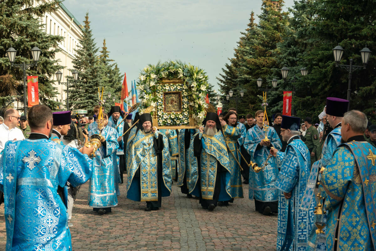 В Казани начался крестный ход в честь явления Казанской иконы Божией Матери