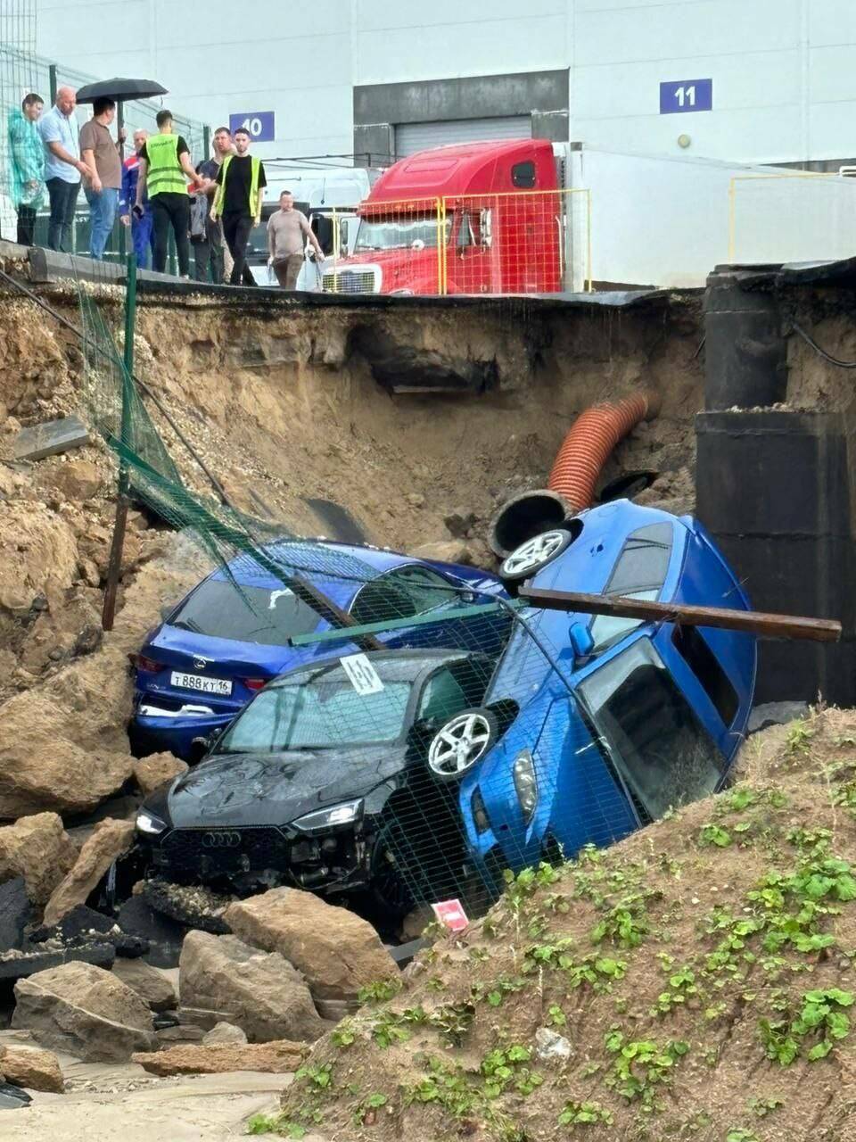 Сильный дождь размыл парковку в Новой Туре, три авто провалились под землю