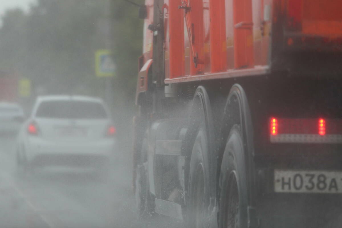 Муниципальные службы устраняют последствия ливня на дорогах Казани