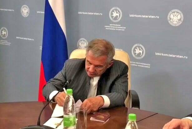 Выборы Раиса РТ: Рустам Минниханов первым подал документы на регистрацию кандидатом