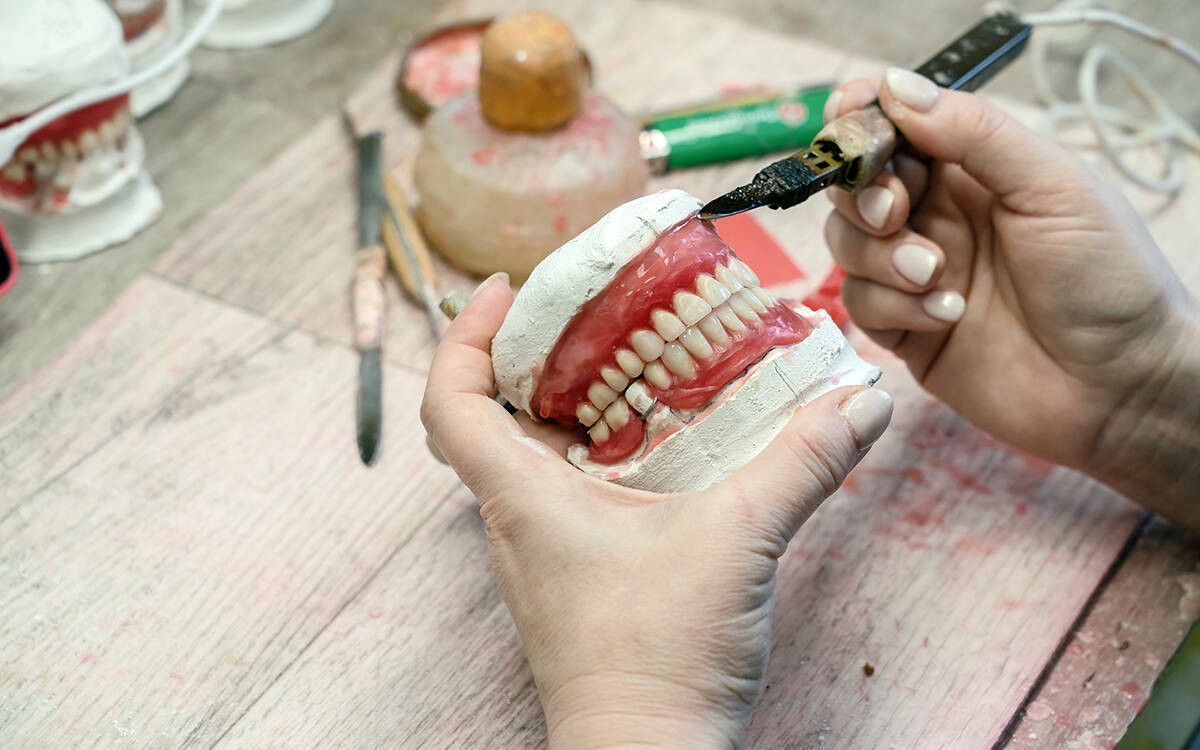 «Создание протеза – настоящее искусство»: как работают зубные техники в Татарстане