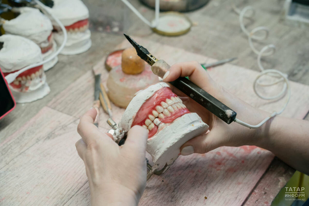 «Создание протеза – настоящее искусство»: как работают зубные техники в Татарстане