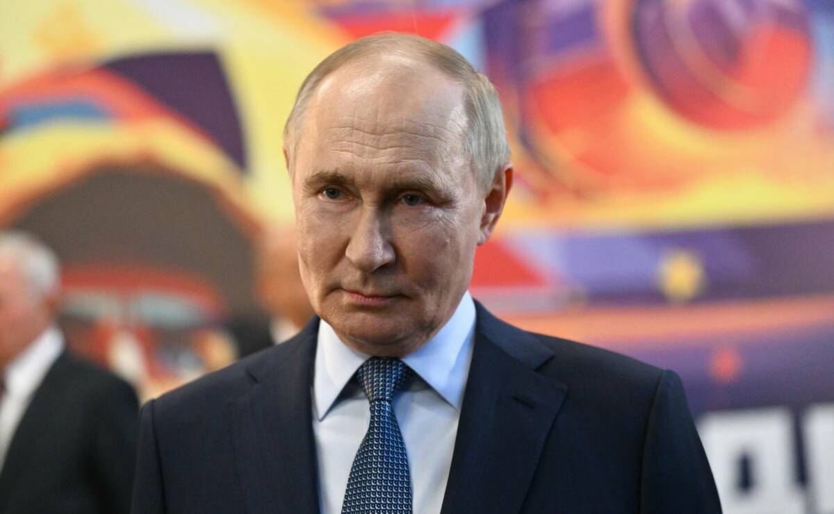 Путина наградили первой медалью «За верность российскому флоту»