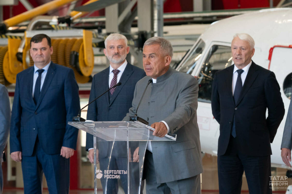 Минниханов и Дитрих передали 10 вертолетов КВЗ в регионы России
