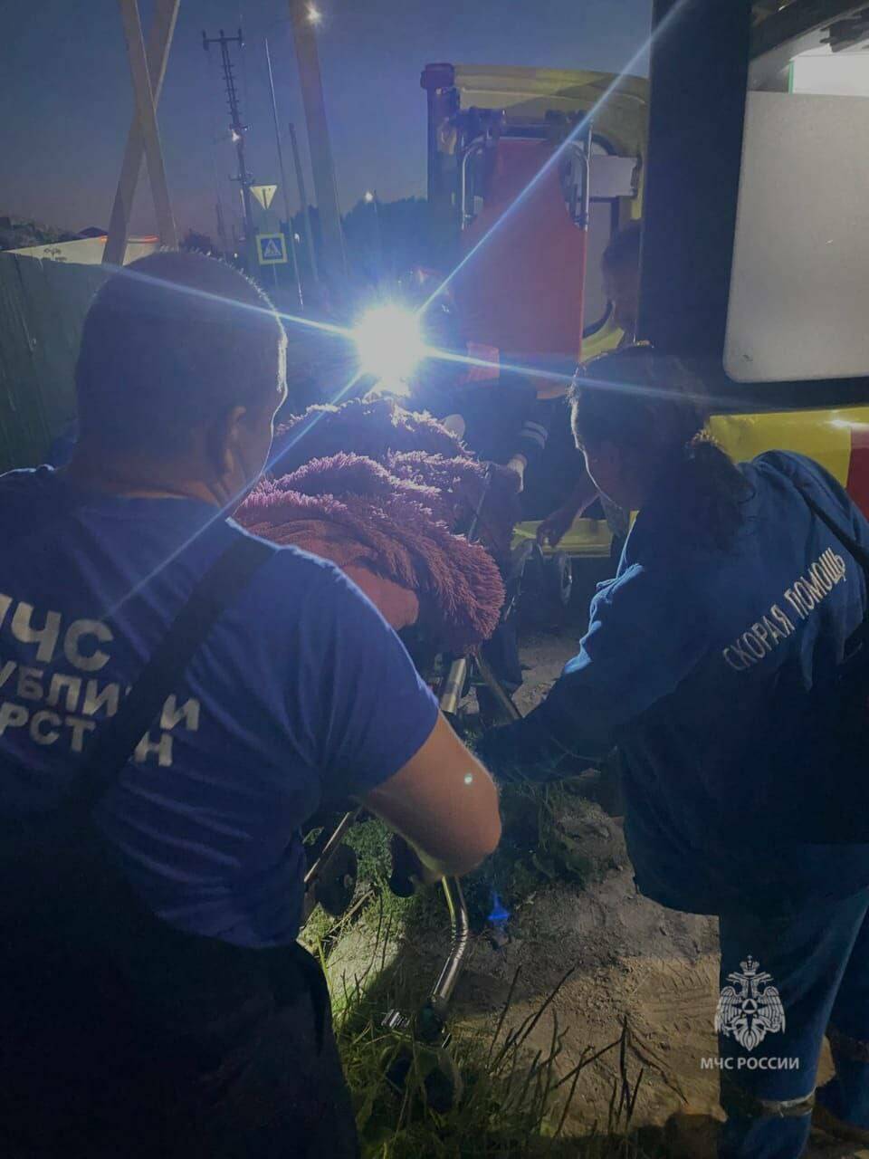 Металлический штырь проткнул ногу женщины, упавшей ночью на арматуру в Куюках