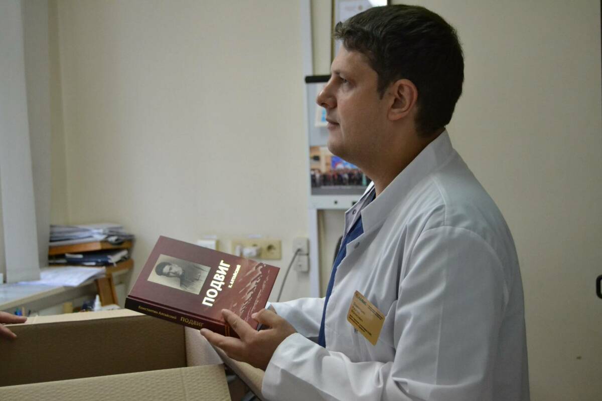 Писатели из Альметьевска передали книги пациентам больниц юго-востока Татарстана